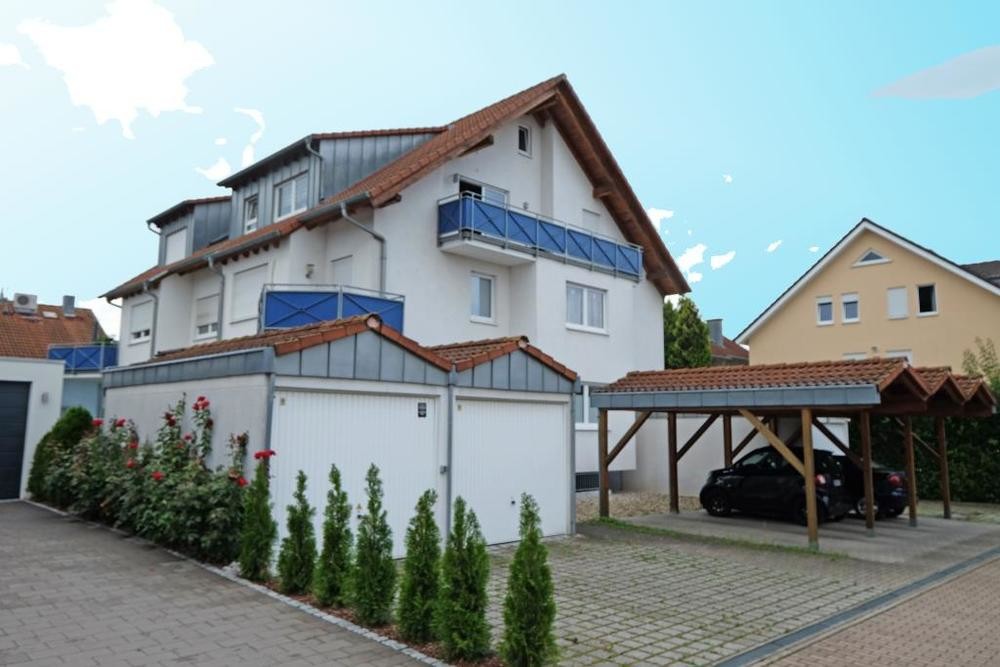Ansicht mit Garage